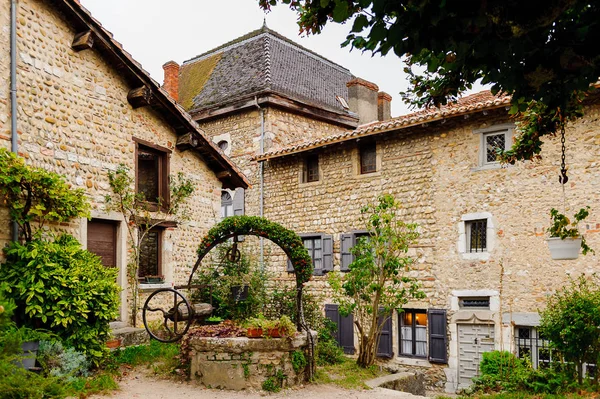 Perouges, Fransa - Eki 11, 2016: Perouges Arhitecture, Fransa, bir ortaçağ duvarlı şehir, popüler bir turistik.