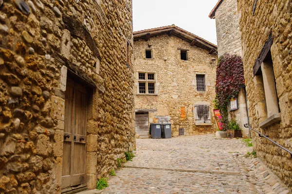 Perouges, Fransa - Eki 11, 2016: Perouges Ortaçağ evi, Fransa, duvarlı bir kasaba, popüler bir turistik mekan.