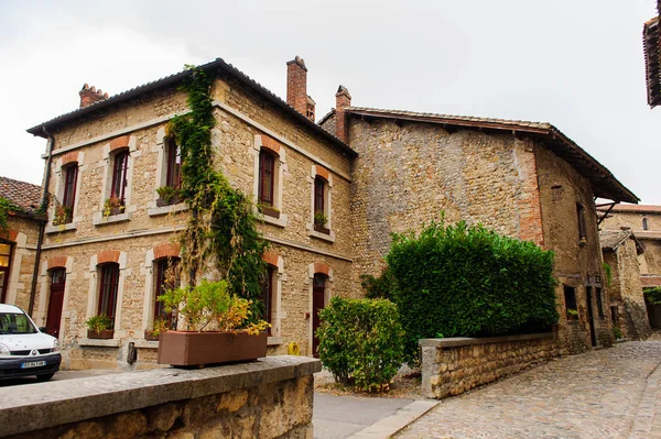 Perouges, Fransa - Eki 11, 2016: Perouges Arhitecture, Fransa, bir ortaçağ duvarlı şehir, popüler bir turistik.