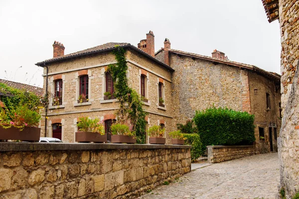 Perouges, Fransa - Eki 11, 2016: Perouges Arhitecture, Fransa, bir ortaçağ duvarlı şehir, popüler bir turistik.