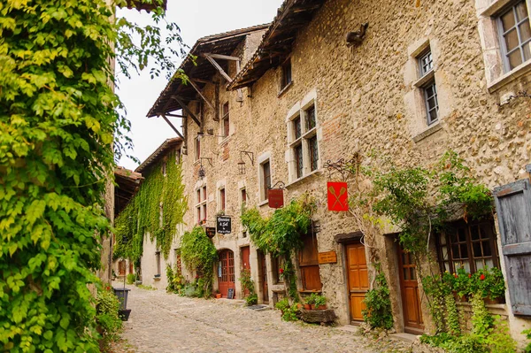 Perouges, Fransa - Eki 11, 2016: Perouges Ortaçağ evi, Fransa, duvarlı bir kasaba, popüler bir turistik mekan.