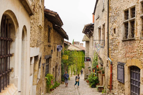 Perouges, Fransa - Eki 11, 2016: Perouges Ortaçağ evi, Fransa, duvarlı bir kasaba, popüler bir turistik mekan.