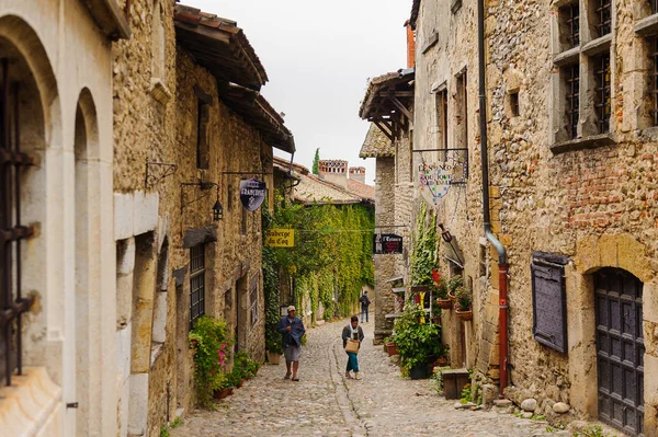 Perouges, Fransa - Eki 11, 2016: Perouges Ortaçağ evi, Fransa, duvarlı bir kasaba, popüler bir turistik mekan.
