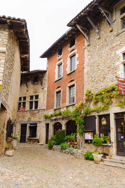 Perouges, Fransa - Eki 11, 2016: Perouges Ortaçağ evi, Fransa, duvarlı bir kasaba, popüler bir turistik mekan.