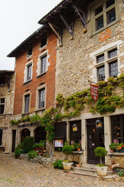 Perouges, Fransa - Eki 11, 2016: Perouges Ortaçağ evi, Fransa, duvarlı bir kasaba, popüler bir turistik mekan.