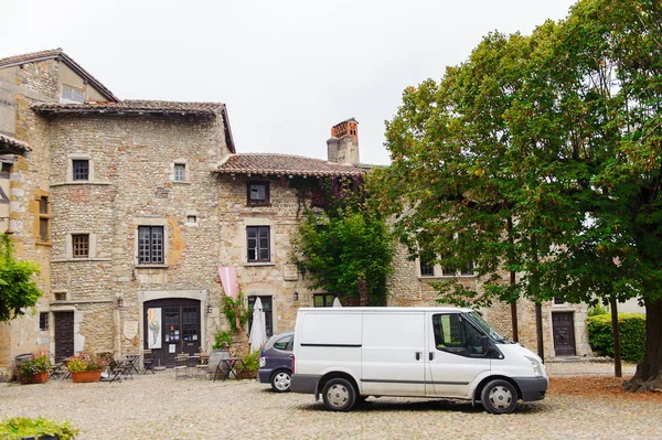 Perouges, Fransa - Eki 11, 2016: Perouges Ortaçağ evi, Fransa, duvarlı bir kasaba, popüler bir turistik mekan.