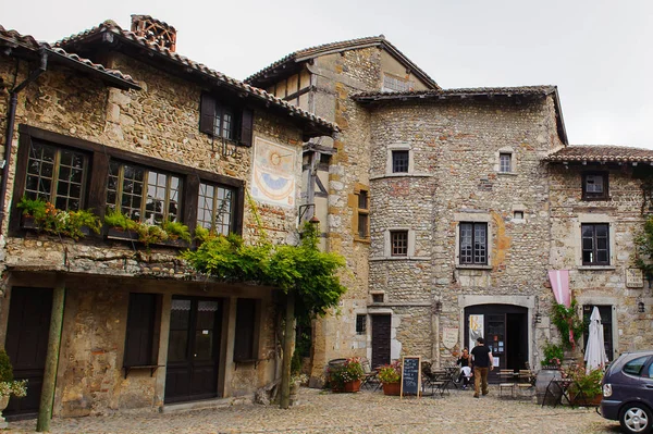 Perouges, Fransa - Eki 11, 2016: Perouges Arhitecture, Fransa, bir ortaçağ duvarlı şehir, popüler bir turistik.