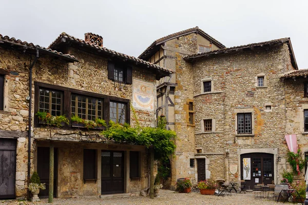 Perouges, Fransa - Eki 11, 2016: Perouges Arhitecture, Fransa, bir ortaçağ duvarlı şehir, popüler bir turistik.