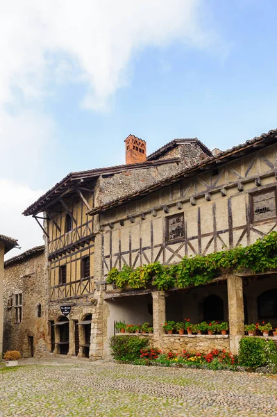 Perouges, Fransa - Eki 11, 2016: Perouges Arhitecture, Fransa, bir ortaçağ duvarlı şehir, popüler bir turistik.