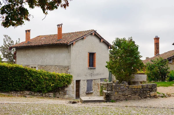 Perouges, Fransa - Eki 11, 2016: Perouges Arhitecture, Fransa, bir ortaçağ duvarlı şehir, popüler bir turistik.