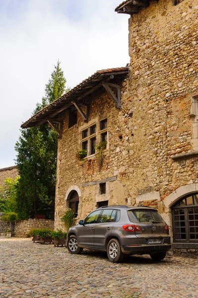 Perouges, Fransa - Eki 11, 2016: Perouges Arhitecture, Fransa, bir ortaçağ duvarlı şehir, popüler bir turistik.