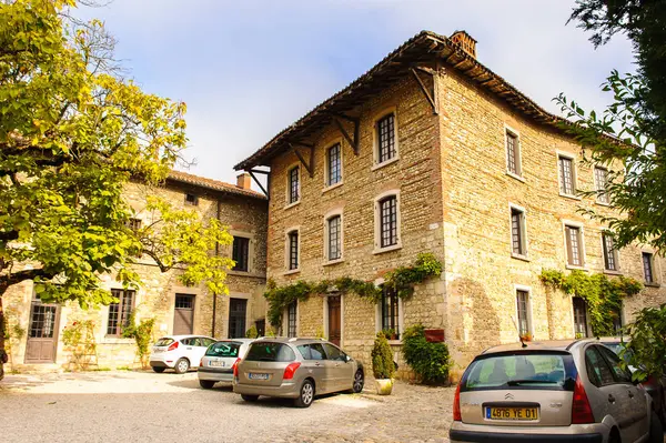 Perouges, Fransa - Eki 11, 2016: Perouges Arhitecture, Fransa, bir ortaçağ duvarlı şehir, popüler bir turistik.