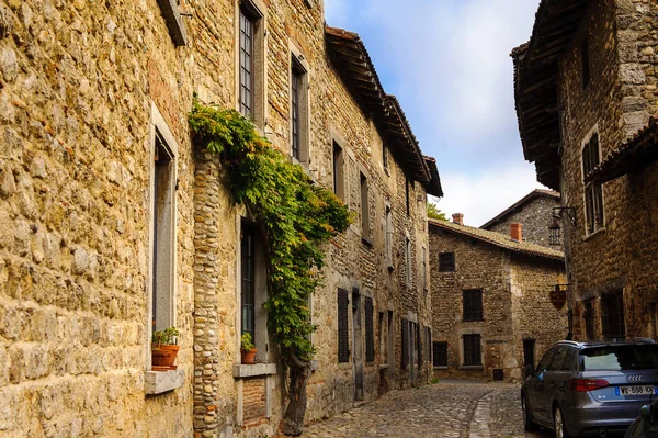 Perouges, Fransa - Eki 11, 2016: Perouges Arhitecture, Fransa, bir ortaçağ duvarlı şehir, popüler bir turistik.