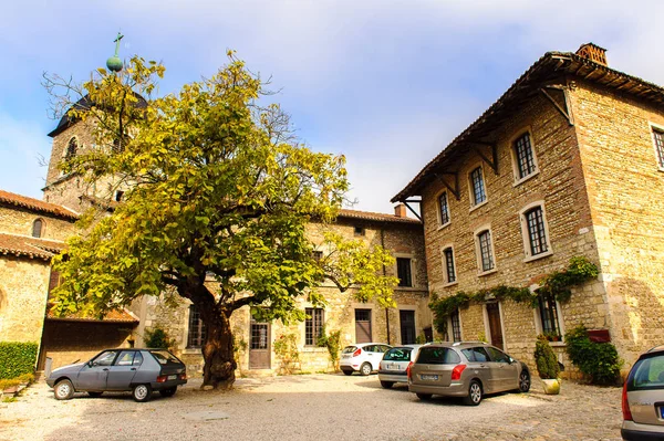 Perouges, Fransa - Eki 11, 2016: Perouges Arhitecture, Fransa, bir ortaçağ duvarlı şehir, popüler bir turistik.