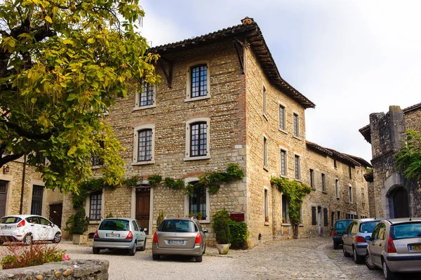 Perouges, Fransa - Eki 11, 2016: Perouges Arhitecture, Fransa, bir ortaçağ duvarlı şehir, popüler bir turistik.