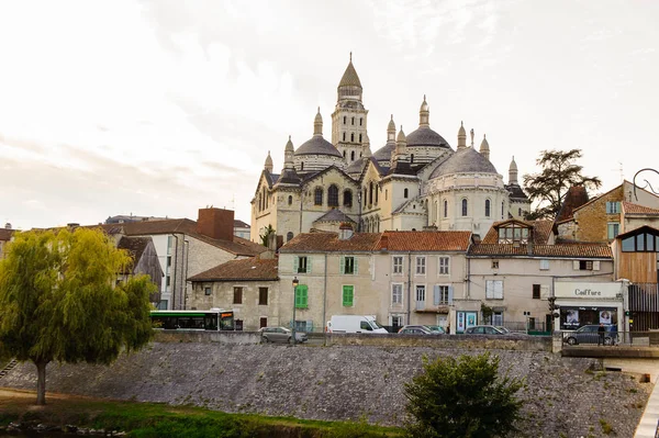 Perigueux, Fransa - 11 Ekim 2016: St. Front's Cathedral of Perigueux, Fransa. Kasaba, Bir Roma Katolik piskoposluğunun merkezidir..