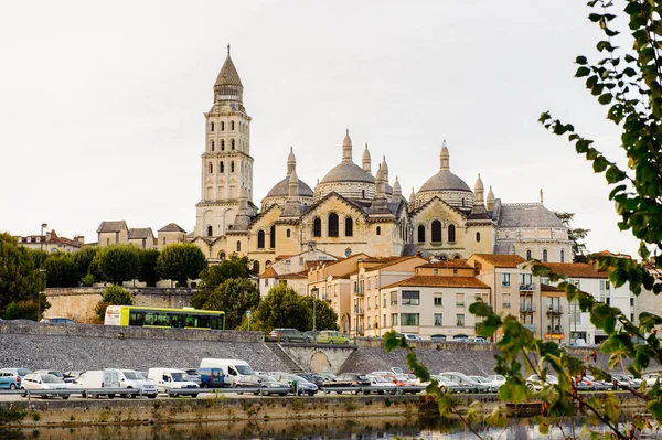 Perigueux, Fransa - 11 Ekim 2016: St. Front's Cathedral of Perigueux, Fransa. Kasaba, Bir Roma Katolik piskoposluğunun merkezidir..