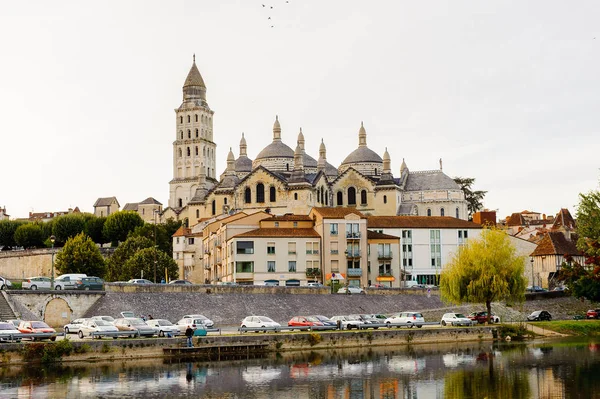 Perigueux, Fransa - 11 Ekim 2016: St. Front's Cathedral of Perigueux, Fransa. Kasaba, Bir Roma Katolik piskoposluğunun merkezidir..