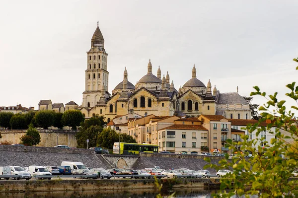 Perigueux, Fransa - 11 Ekim 2016: St. Front's Cathedral of Perigueux, Fransa. Kasaba, Bir Roma Katolik piskoposluğunun merkezidir..