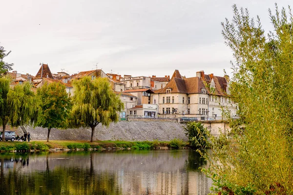 Perigueux, Fransa - 11 Ekim 2016: Isle nehri ve Perigueux kasabası, Fransa. Kasaba, Bir Roma Katolik piskoposluğunun merkezidir..