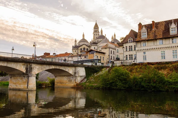 Perigueux, Fransa - 11 Ekim 2016: Isle nehri ve Perigueux kasabası, Fransa. Kasaba, Bir Roma Katolik piskoposluğunun merkezidir..