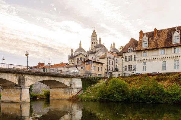 Perigueux, Fransa - 11 Ekim 2016: Isle nehri ve Perigueux kasabası, Fransa. Kasaba, Bir Roma Katolik piskoposluğunun merkezidir..