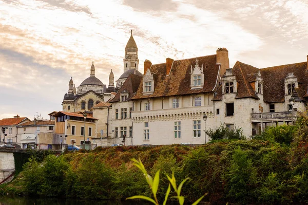 Perigueux, Fransa - 11 Ekim 2016: Isle nehri ve Perigueux kasabası, Fransa. Kasaba, Bir Roma Katolik piskoposluğunun merkezidir..
