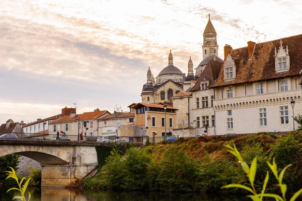 Perigueux, Fransa - 11 Ekim 2016: Isle nehri ve Perigueux kasabası, Fransa. Kasaba, Bir Roma Katolik piskoposluğunun merkezidir..