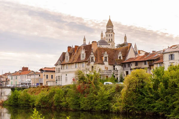 Perigueux, Fransa - 11 Ekim 2016: Isle nehri ve Perigueux kasabası, Fransa. Kasaba, Bir Roma Katolik piskoposluğunun merkezidir..