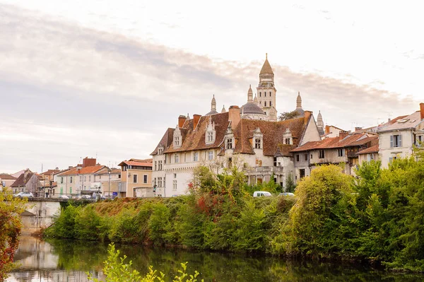 Perigueux, Fransa - 11 Ekim 2016: Isle nehri ve Perigueux kasabası, Fransa. Kasaba, Bir Roma Katolik piskoposluğunun merkezidir..