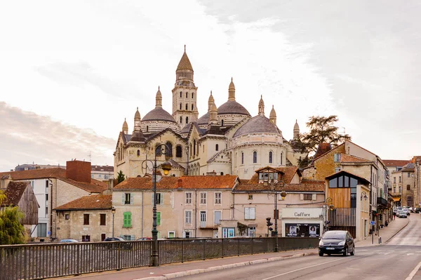 Perigueux, Fransa - 11 Ekim 2016: Isle nehri ve Perigueux kasabası, Fransa. Kasaba, Bir Roma Katolik piskoposluğunun merkezidir..