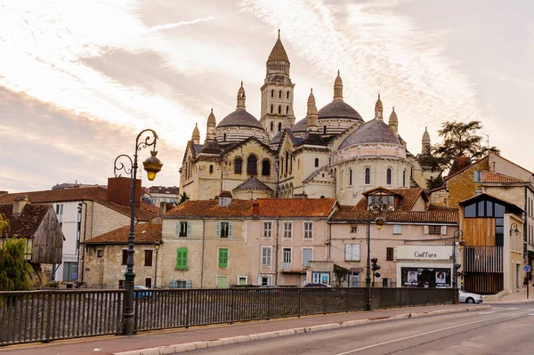 Perigueux, Fransa - 11 Ekim 2016: Isle nehri ve Perigueux kasabası, Fransa. Kasaba, Bir Roma Katolik piskoposluğunun merkezidir..