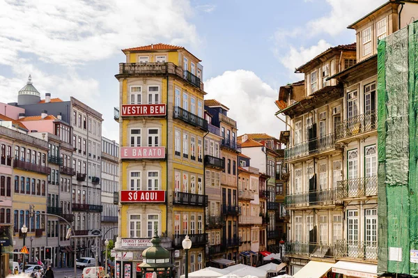 Porto, Portekiz - 21 Haziran 2014: Portekiz'in ikinci büyük şehri olan Porto'nun mimarisi 2001 yılında Avrupa Kültür Başkenti olarak adlandırıldı