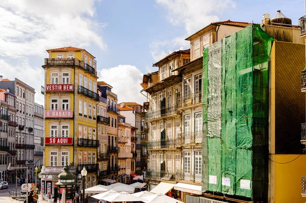 Porto, Portekiz - 21 Haziran 2014: Portekiz'in ikinci büyük şehri olan Porto'nun mimarisi 2001 yılında Avrupa Kültür Başkenti olarak adlandırıldı