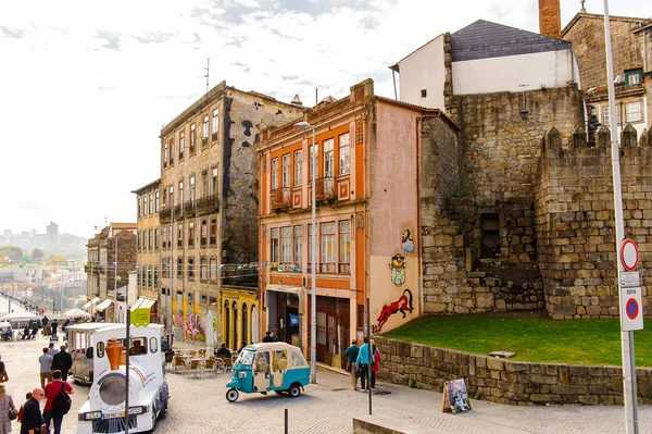 Porto, Portekiz - 21 Haziran 2014: Portekiz'in ikinci büyük şehri olan Porto'nun mimarisi 2001 yılında Avrupa Kültür Başkenti olarak adlandırıldı