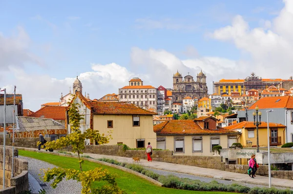 Porto, Portekiz - 21 Haziran 2014: Portekiz'in ikinci büyük şehri olan Porto'nun mimarisi 2001 yılında Avrupa Kültür Başkenti olarak adlandırıldı
