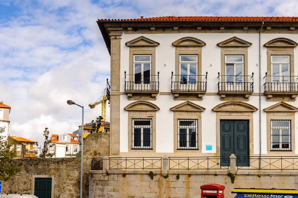 Porto, Portekiz - 21 Haziran 2014: Portekiz'in ikinci büyük şehri olan Porto'nun mimarisi 2001 yılında Avrupa Kültür Başkenti olarak adlandırıldı