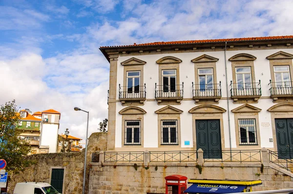 Porto, Portekiz - 21 Haziran 2014: Portekiz'in ikinci büyük şehri olan Porto'nun mimarisi 2001 yılında Avrupa Kültür Başkenti olarak adlandırıldı