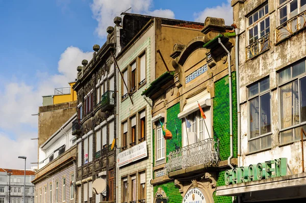 Porto, Portekiz - 21 Haziran 2014: Portekiz'in ikinci büyük şehri olan Porto'nun mimarisi 2001 yılında Avrupa Kültür Başkenti olarak adlandırıldı