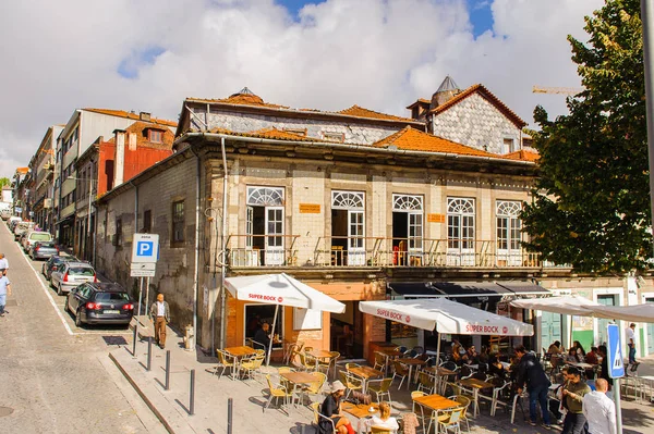 Porto, Portekiz - 21 Haziran 2014: Portekiz'in ikinci büyük şehri olan Porto'nun mimarisi 2001 yılında Avrupa Kültür Başkenti olarak adlandırıldı