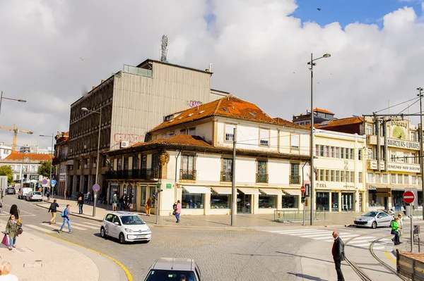 Porto, Portekiz - 21 Haziran 2014: Portekiz'in ikinci büyük şehri olan Porto'nun mimarisi 2001 yılında Avrupa Kültür Başkenti olarak adlandırıldı