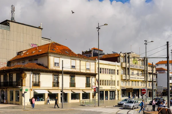Porto, Portekiz - 21 Haziran 2014: Portekiz'in ikinci büyük şehri olan Porto'nun mimarisi 2001 yılında Avrupa Kültür Başkenti olarak adlandırıldı