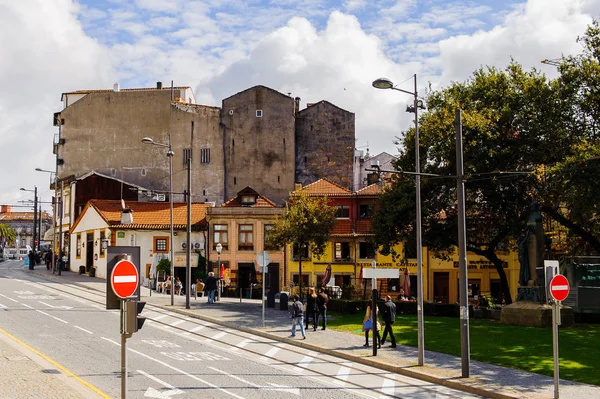 Porto, Portekiz - 21 Haziran 2014: Portekiz'in ikinci büyük şehri olan Porto'nun mimarisi 2001 yılında Avrupa Kültür Başkenti olarak adlandırıldı