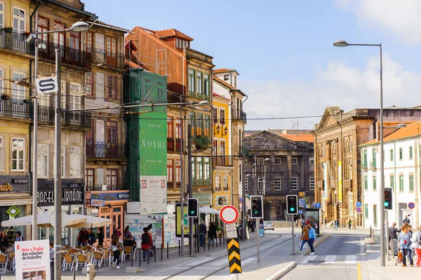 Porto, Portekiz - 21 Haziran 2014: Portekiz'in ikinci büyük şehri olan Porto'nun mimarisi 2001 yılında Avrupa Kültür Başkenti olarak adlandırıldı