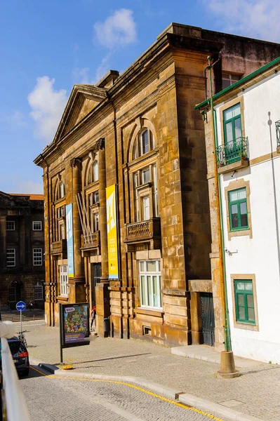 Porto, Portekiz - 21 Haziran 2014: Portekiz'in ikinci büyük şehri olan Porto'nun mimarisi 2001 yılında Avrupa Kültür Başkenti olarak adlandırıldı