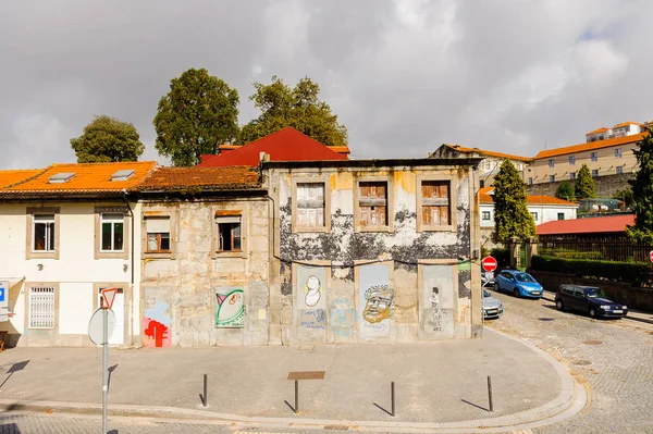 Porto, Portekiz - 21 Haziran 2014: Portekiz'in ikinci büyük şehri olan Porto'nun mimarisi 2001 yılında Avrupa Kültür Başkenti olarak adlandırıldı