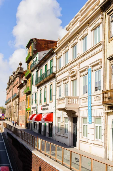 Porto, Portekiz - 21 Haziran 2014: Portekiz'in ikinci büyük şehri olan Porto'nun mimarisi 2001 yılında Avrupa Kültür Başkenti olarak adlandırıldı