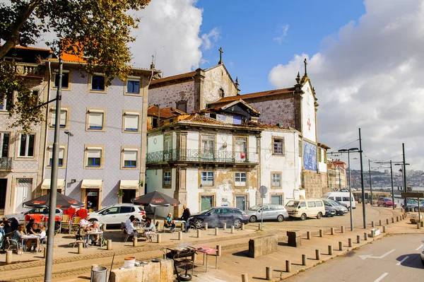 Porto, Portekiz - 21 Haziran 2014: Portekiz'in ikinci büyük şehri olan Porto'nun mimarisi 2001 yılında Avrupa Kültür Başkenti olarak adlandırıldı