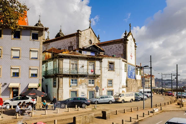 Porto, Portekiz - 21 Haziran 2014: Portekiz'in ikinci büyük şehri olan Porto'nun mimarisi 2001 yılında Avrupa Kültür Başkenti olarak adlandırıldı