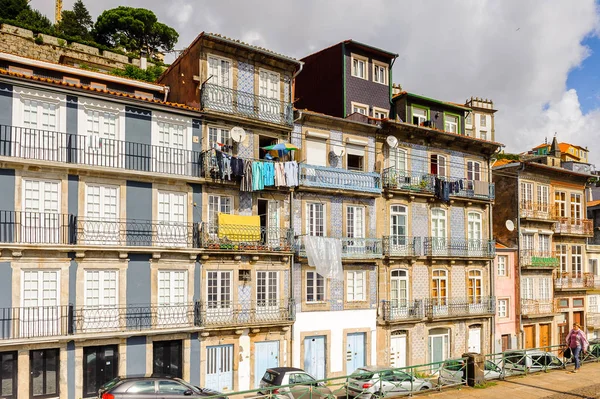 Porto, Portekiz - 21 Haziran 2014: Portekiz'in ikinci büyük şehri olan Porto'nun Douro Vadisi'nin renkli evleri 2001 yılında Avrupa Kültür Başkenti olarak adlandırıldı